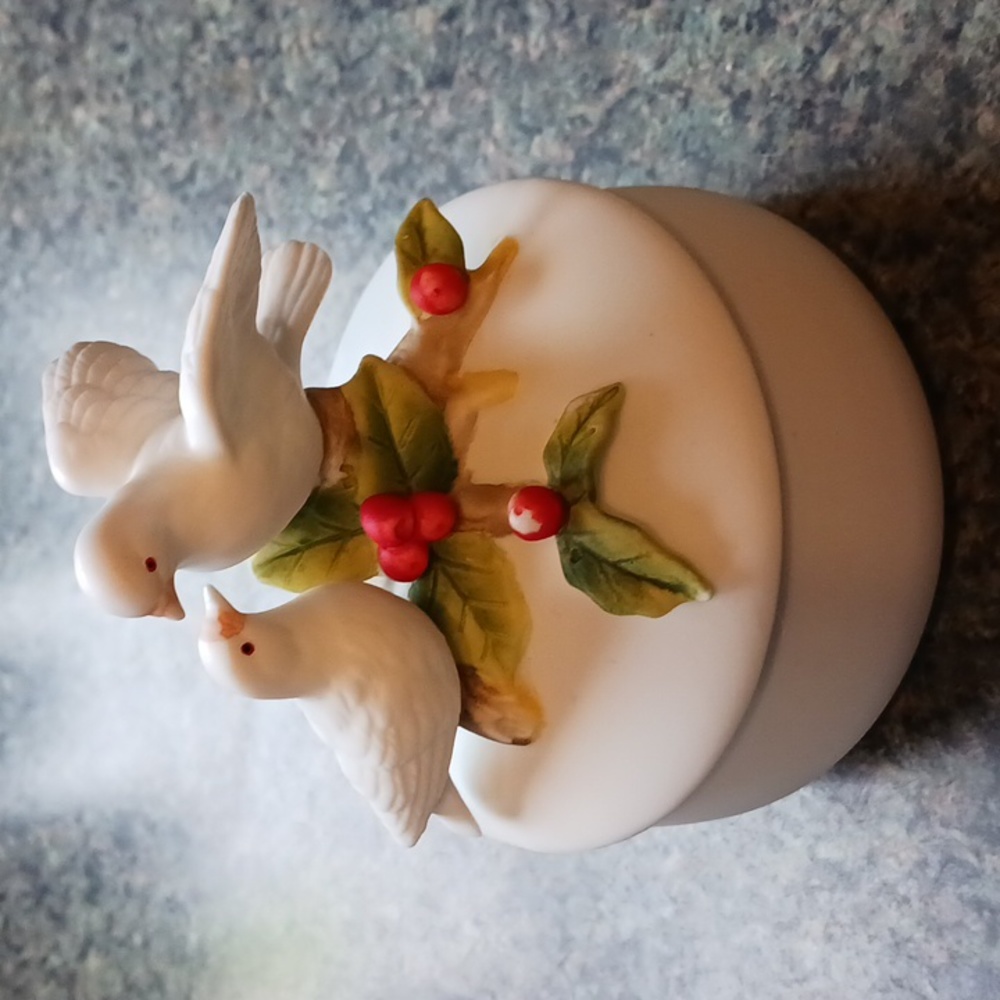 Trinket Dish Doves Royal Carlton 1988